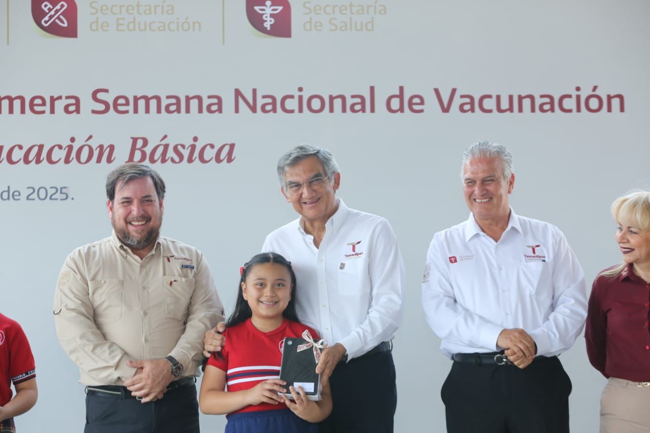 El gobernador Américo Villarreal inicia vacunación en escuelas y entrega de tabletas a niñas y niños