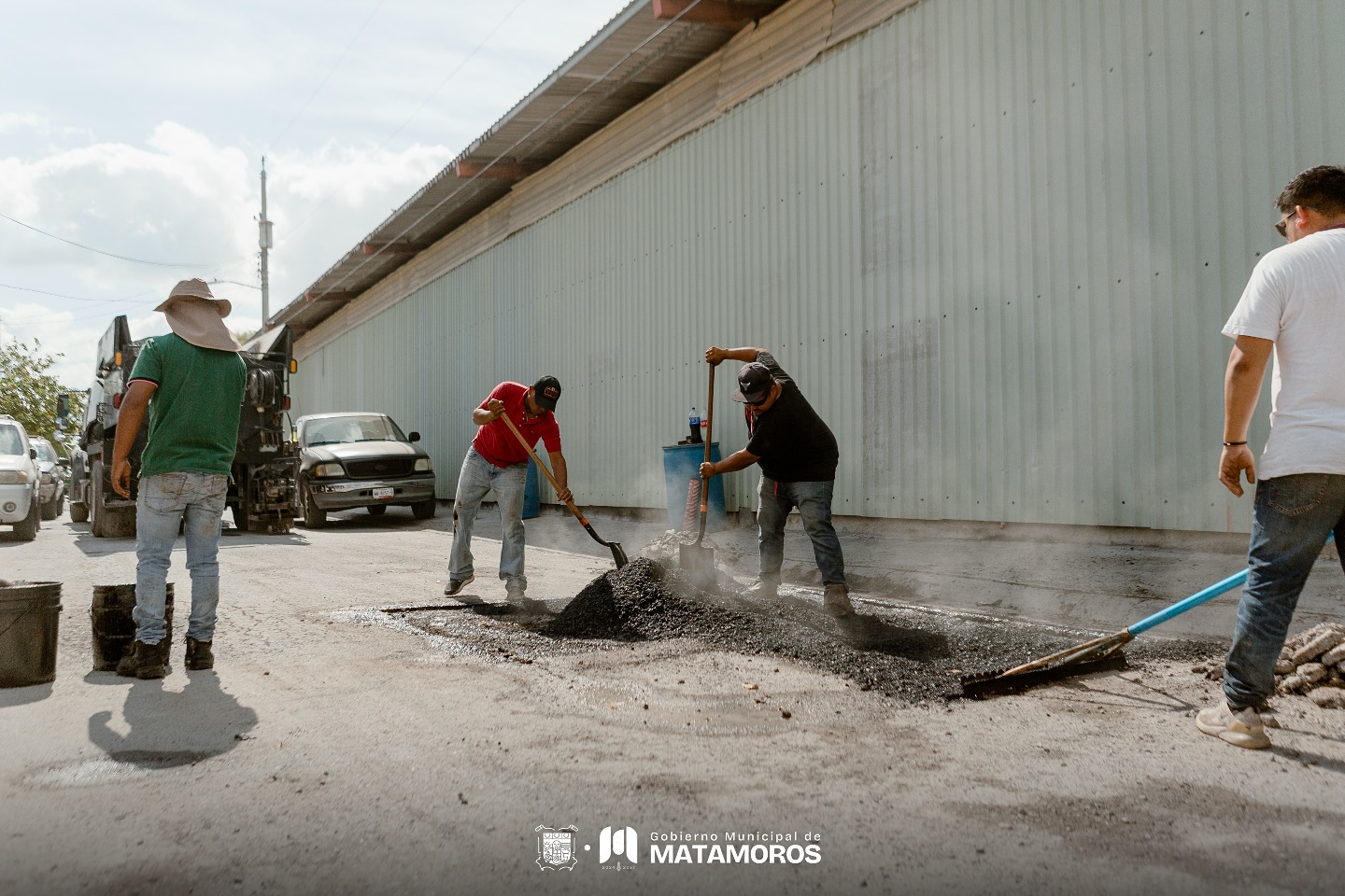 El alcalde Beto Granados supervisa avance del programa permanente de bacheo en Matamoros