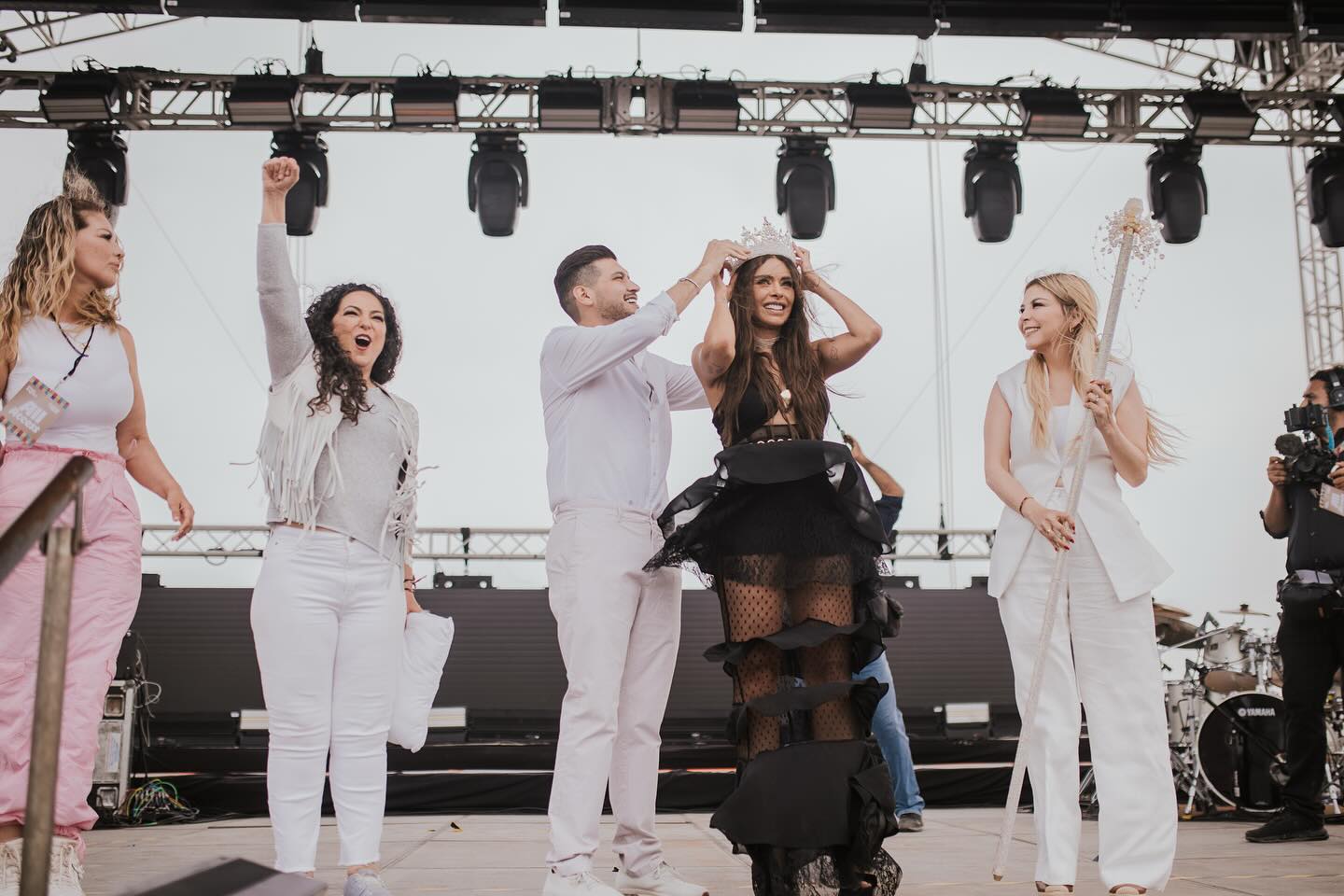 El alcalde Beto Granados corona a Galilea Montijo como reina del Festival del Mar 2025