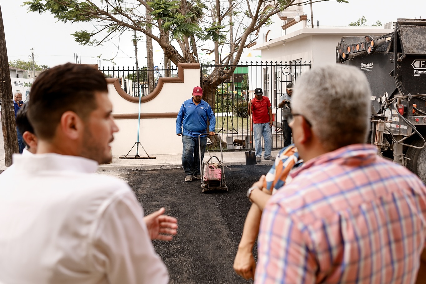 El alcalde Beto Granados supervisa trabajos de bacheo en la Colonia Obrera