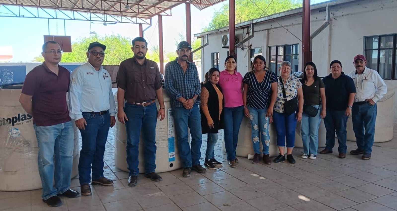 Comunidades de Burgos y Méndez reciben apoyo de ITAVU con tinacos equipados
