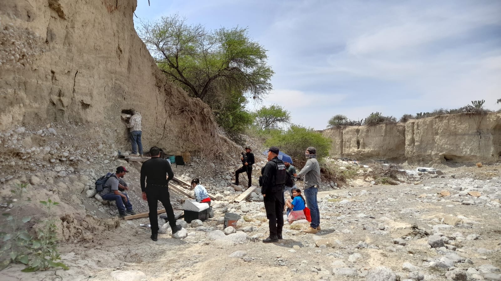 Guardia Estatal colabora en movilización de presuntos restos de mamut en Tula