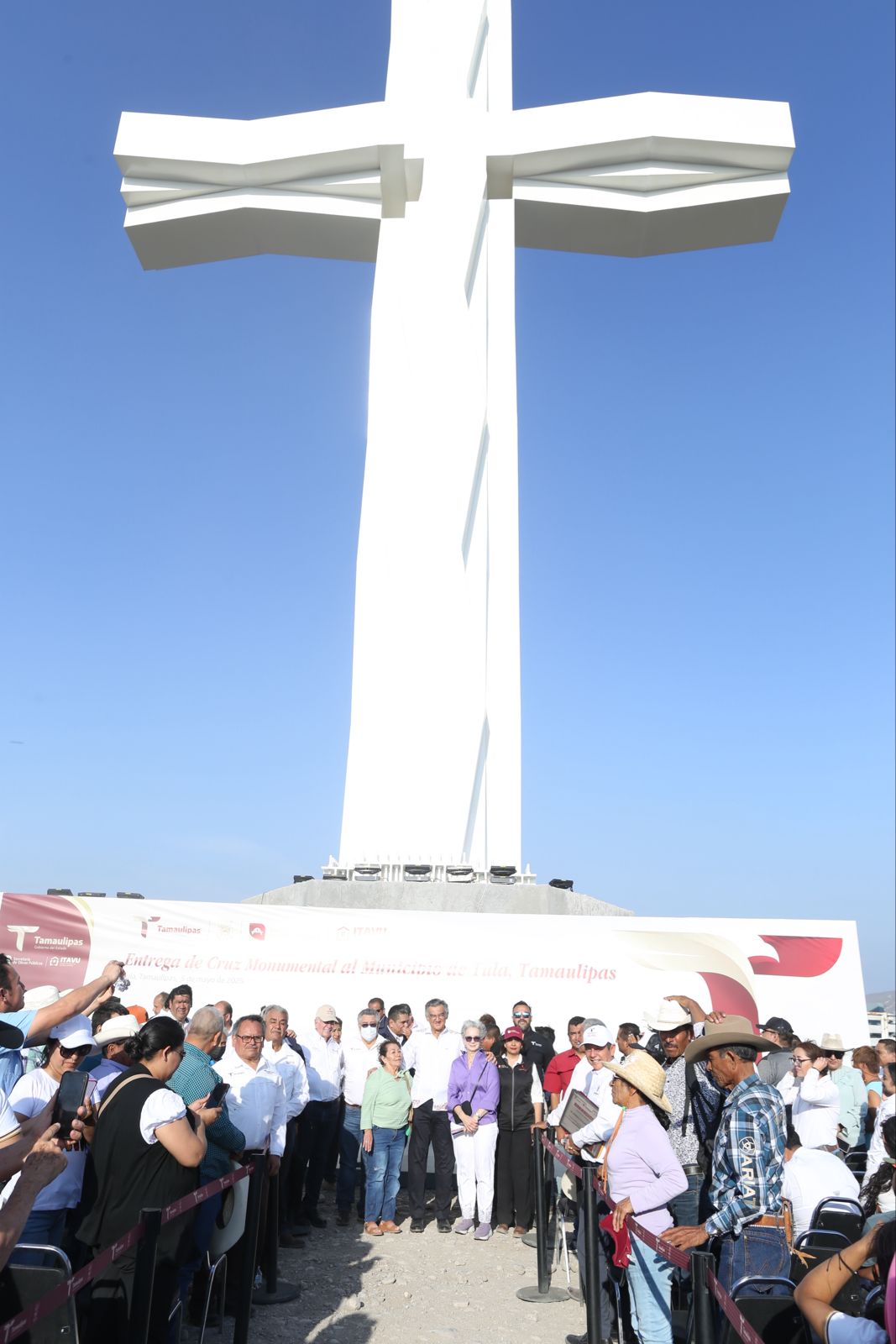 El gobernador Américo Villarreal Anaya fortalece identidad y cultura en Tula con la entrega de la cruz más grande de México