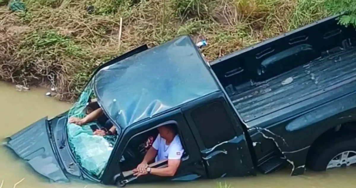 Rescatan a dos hombres tras caer con camioneta en canal de Reynosa, Tamaulipas
