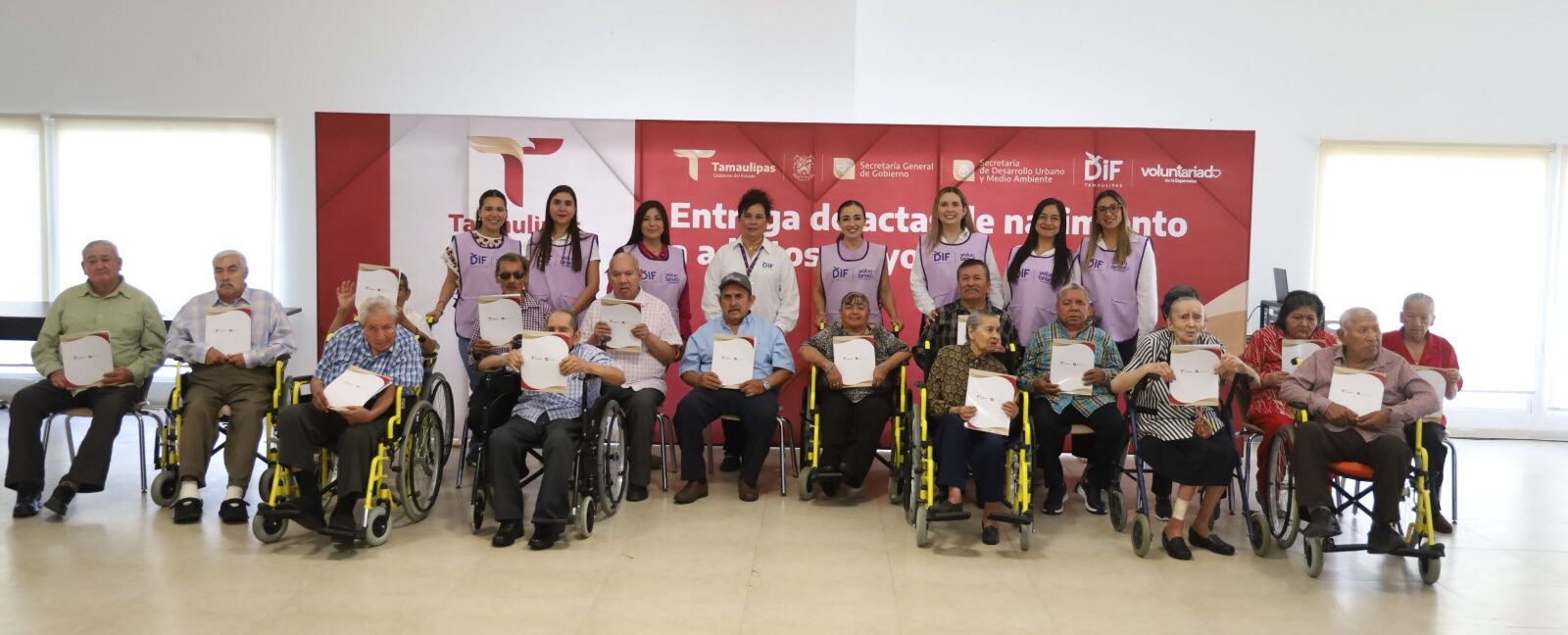 El DIF Tamaulipas y la Secretaría General de Gobierno entregan actas de nacimiento a adultos mayores para brindarles identidad jurídica