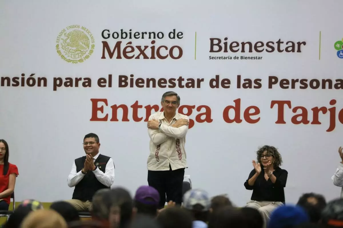 El gobernador Américo Villarreal entrega tarjetas de pensión para el bienestar a personas con discapacidad