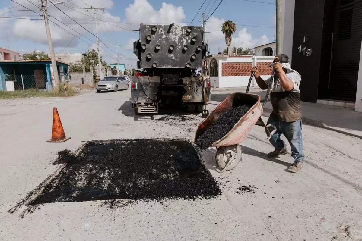 El alcalde Beto Granados continúa con el programa permanente de bacheo en Matamoros