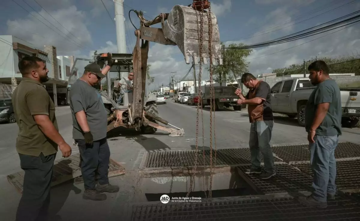 El Gobierno Municipal de Matamoros y la JAD refuerzan labores con el equipo de Cárcamos en limpieza del cárcamo pluvial de Infonavit Buenavista