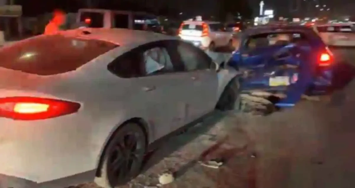 Jovencitos intentan darse a la fuga, tras impactar automóvil estacionado en Matamoros, Tamaulipas