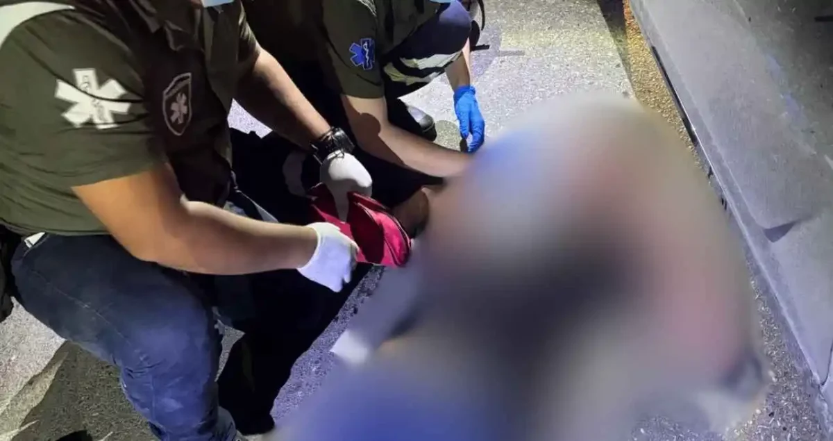 Motociclista se impacta contra automóvil en Matamoros, Tamaulipas; terminó hospitalizado