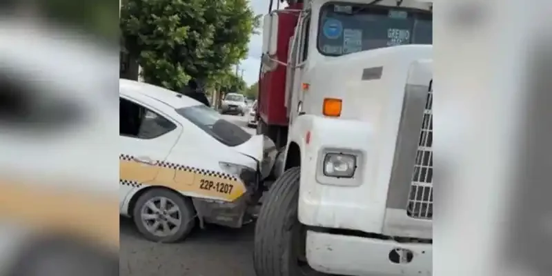 Mujer taxista resulta lesionada al chocar contra camión de volteo en Matamoros, Tamaulipas