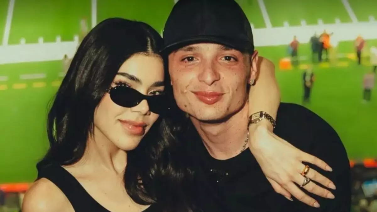 Peso Pluma y Kenia OS desatan rumores de compromiso con románticas fotos