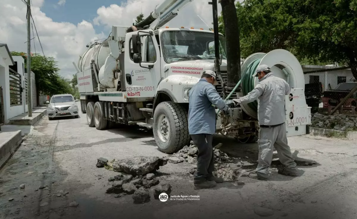 El alcalde Beto Granados supervisa trabajos de desazolve en la colonia Esperanza con apoyo de CONAGUA