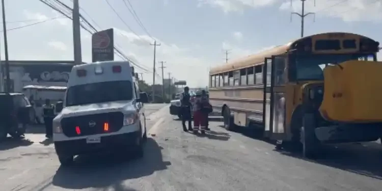 Choque entre camión y camioneta complica el tráfico en Reynosa, Tamaulipas