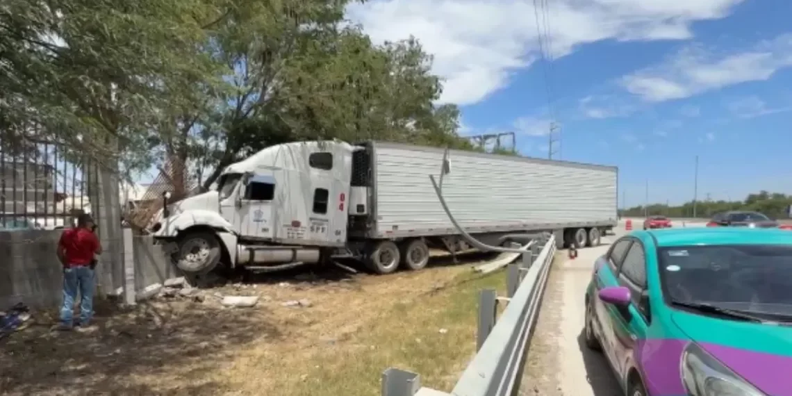 Tráiler se sale del camino y choca contra barda en Reynosa, Tamaulipas
