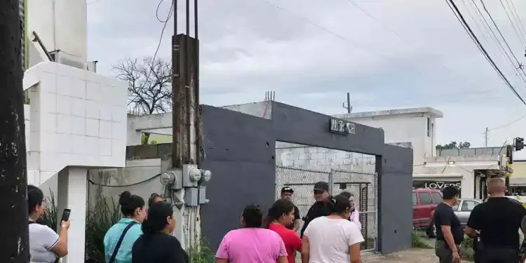 Vecinos detienen a mujer que presuntamente robaba en casas de Reynosa, Tamaulipas