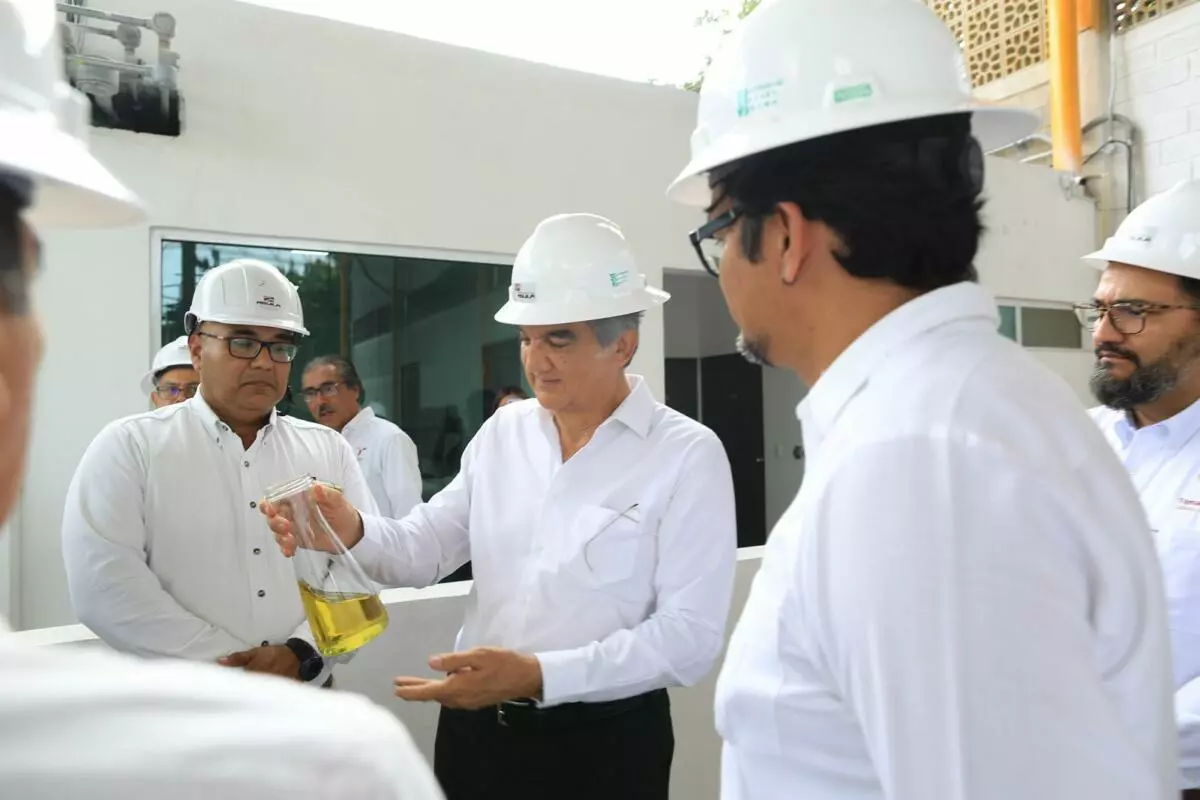 Gobernador Américo Villarreal visita la planta innovadora en Altamira que produce combustibles a partir de plásticos
