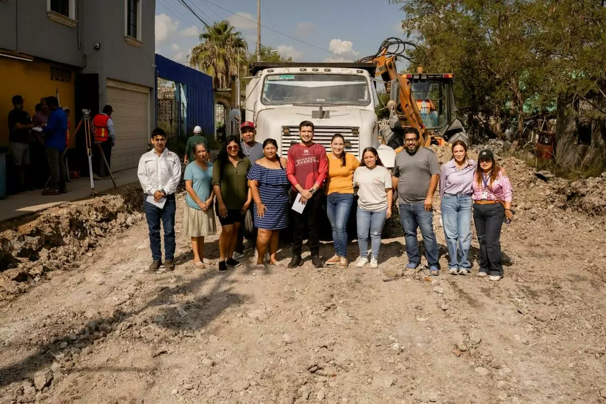 El alcalde Beto Granados supervisa pavimentación en la colonia El Saucito