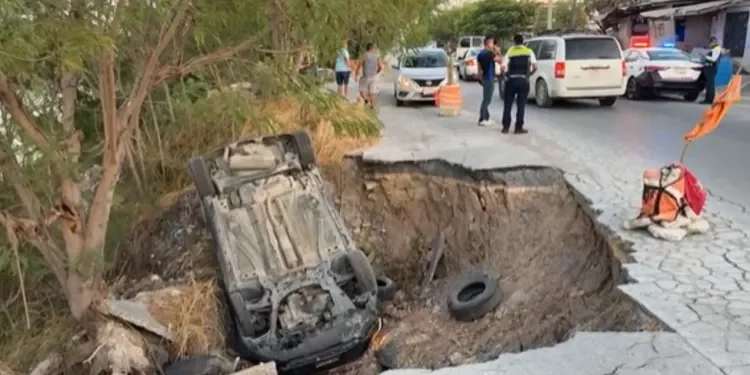 Conductor cae en gran socavón en Reynosa, Tamaulipas
