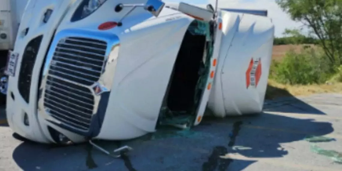 Vuelca tractocamión cargado con compresores en Reynosa, Tamaulipas