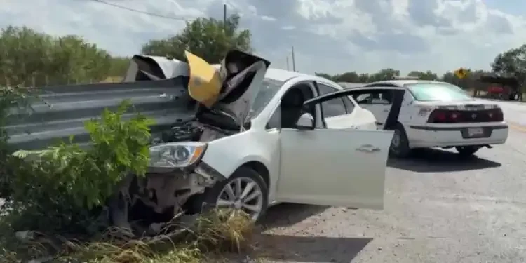 Jóvenes sobreviven a fuerte accidente tras chocar su auto contra valla metálica en Reynosa, Tamaulipas