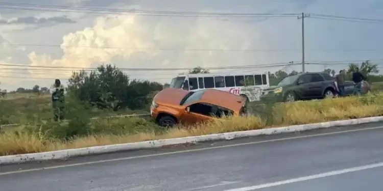 Reynosa: Automovilista sufre aparatoso accidente en el libramiento a Monterrey