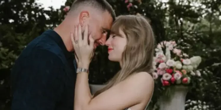 Taylor Swift y Travis Kelce anuncian su compromiso en un jardín lleno de flores