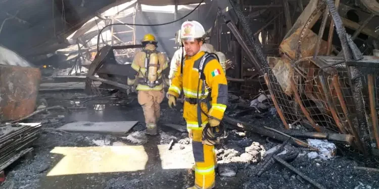 Bomberos de Matamoros apoyan en incendio de recicladora en Reynosa, Tamaulipas