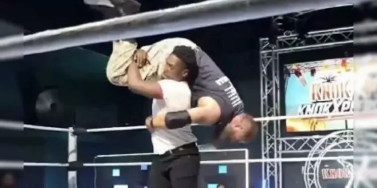 Peleador se descontrola en función de lucha libre y deja inconsciente a su rival
