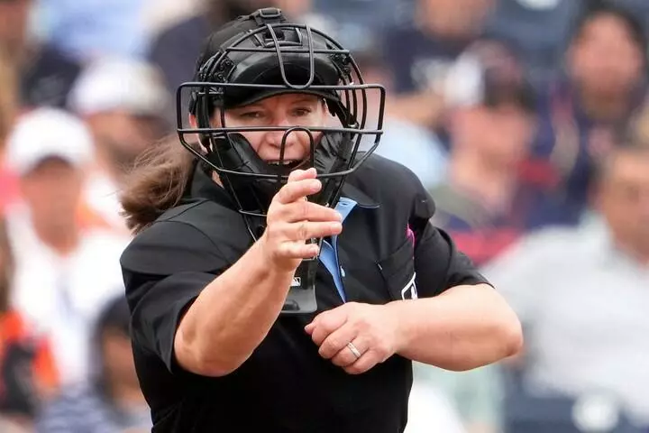 ¡Histórico! Jen Pawol se convierte en la primera mujer umpire en Grandes Ligas