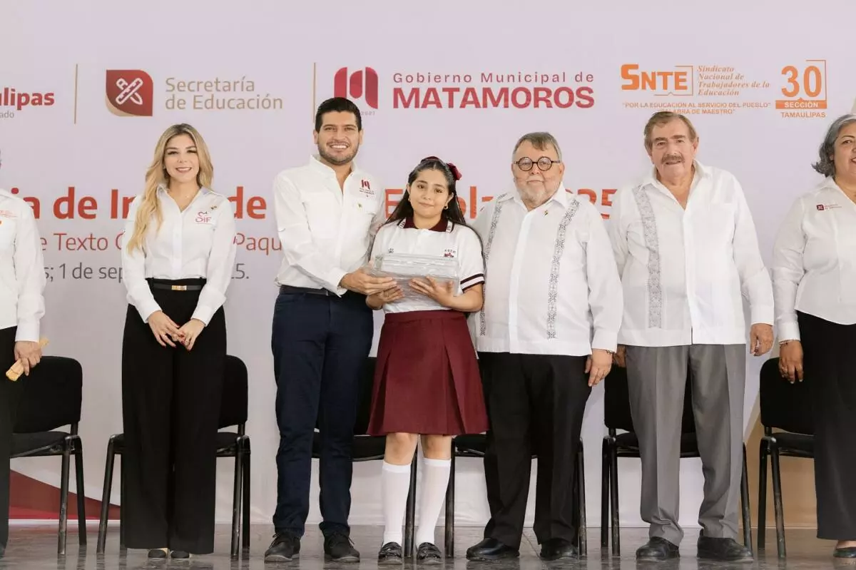 El alcalde Beto Granados encabeza honores a la bandera en la Secundaria Técnica No. 51 “Jaime Torres Bodet”