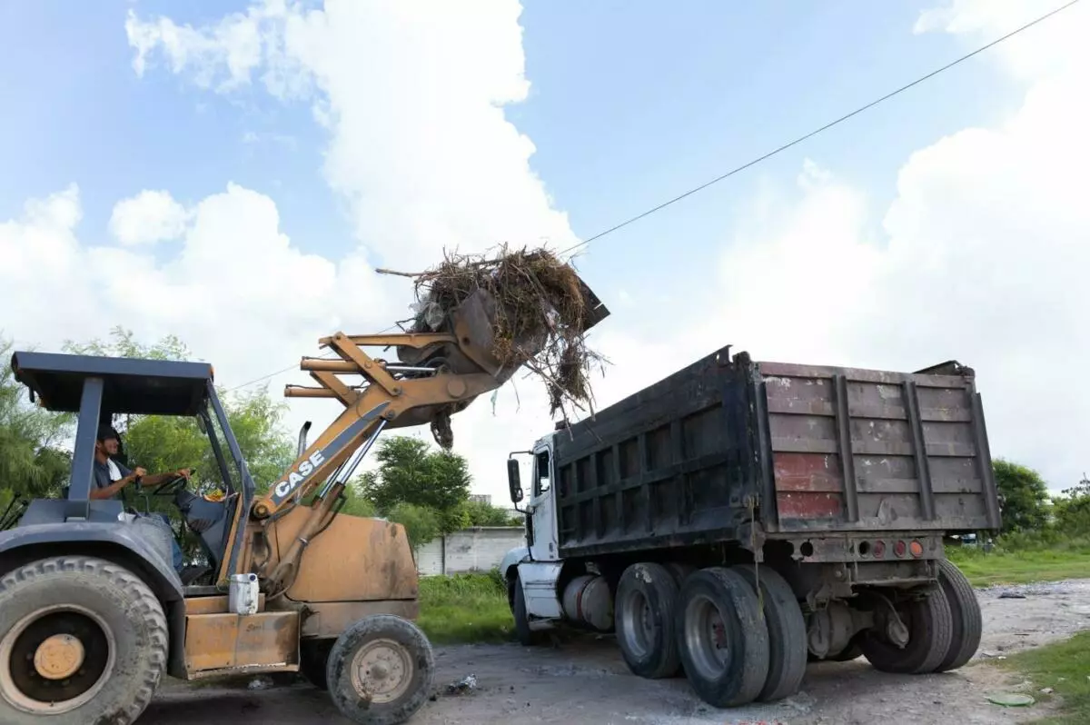 Gobierno municipal de Matamoros supervisa limpieza de basurero clandestino en la colonia El Paraíso