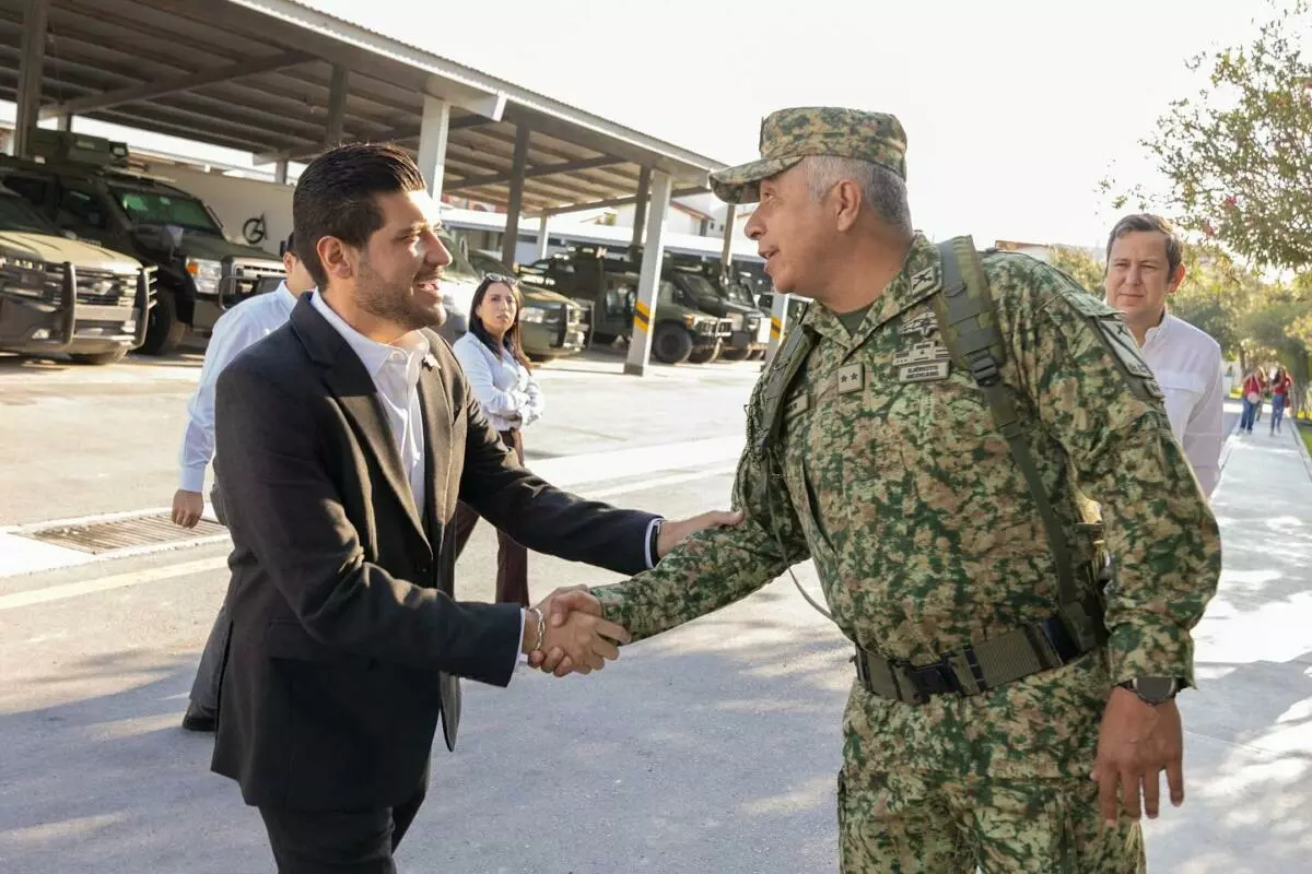 El alcalde Beto Granados atestigua la toma de posesión del nuevo Comandante de la Guarnición Militar en Matamoros