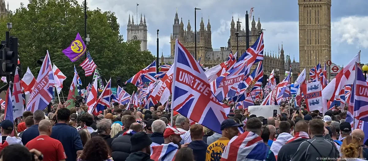110.000 personas protestan en Londres contra la inmigración