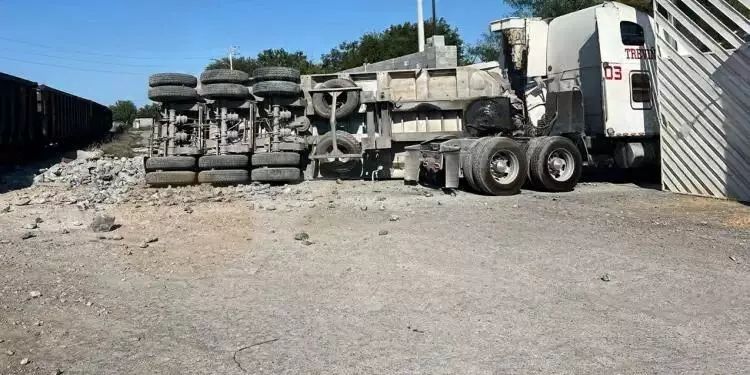 Tractocamión cargado con grava choca contra tren en Reynosa, Tamaulipas