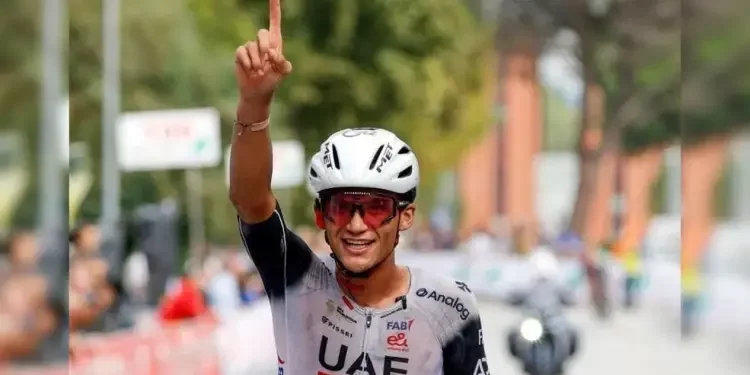 Isaac del Toro brilla con triunfo en el Giro della Toscana