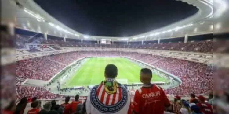 Aficionada denuncia brutal agresión a su hermano en el Estadio Akron