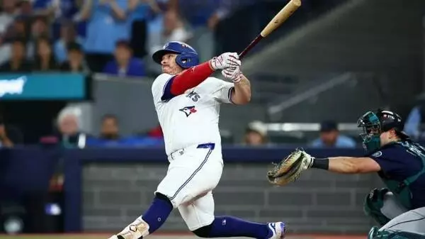 ¡Blue Jays apalea a los Dodgers, Kirk colabora con jonrón!