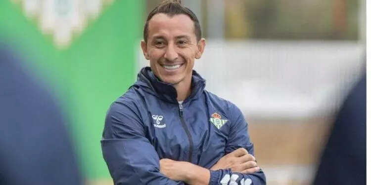 Andrés Guardado inicia su camino como entrenador en el Betis