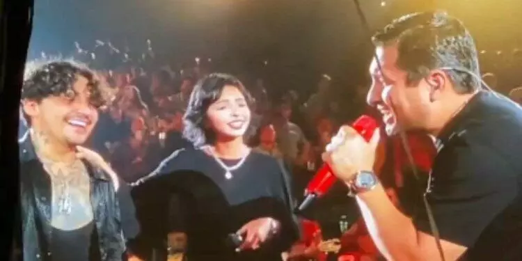 Christian Nodal, Ángela Aguilar y Julión Álvarez sorprenden con show y beso en el palenque