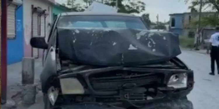 Ebrio choca en su camioneta contra microbús en Matamoros, Tamaulipas