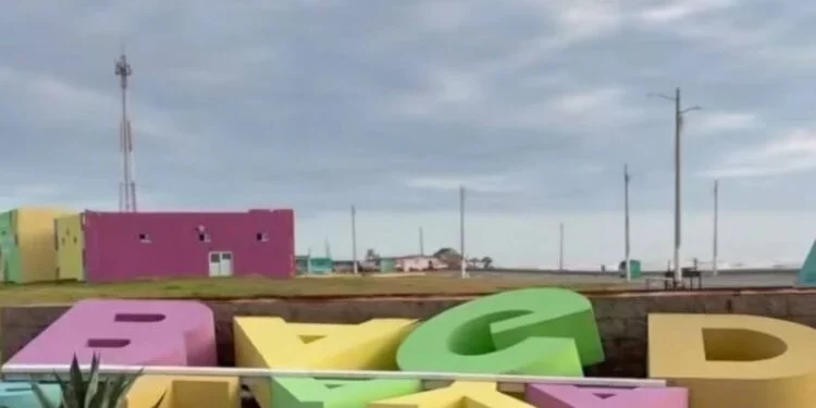 Fuertes vientos del frente frío 11 derriban letrero en la Playa Bagdad en Tamaulipas