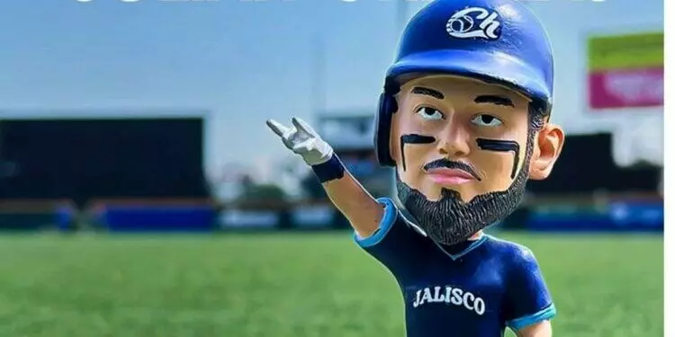 Charros homenajean a Ornelas con bobblehead y fiesta en casa
