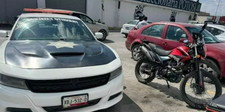 Motociclista sufre accidente al intentar rebasar en Matamoros, Tamaulipas