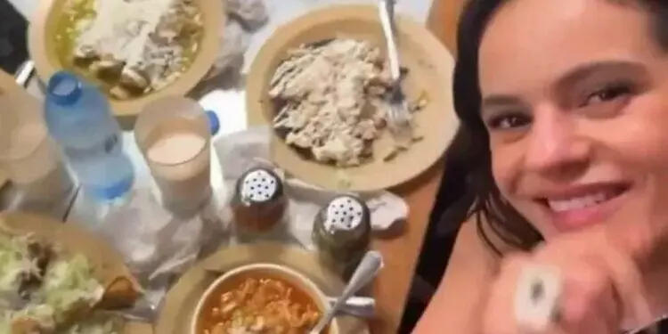 Rosalía conquista México probando pozole y comprando piñatas