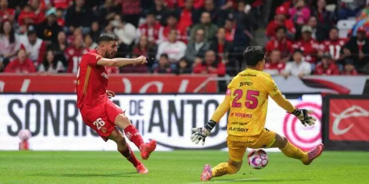 Toluca sigue de líder pese a empate con Pachuca