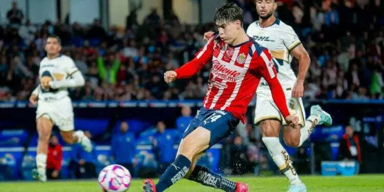 Chivas vence 2-1 a Pumas con cierre espectacular en la Jornada 12 del Apertura 2025