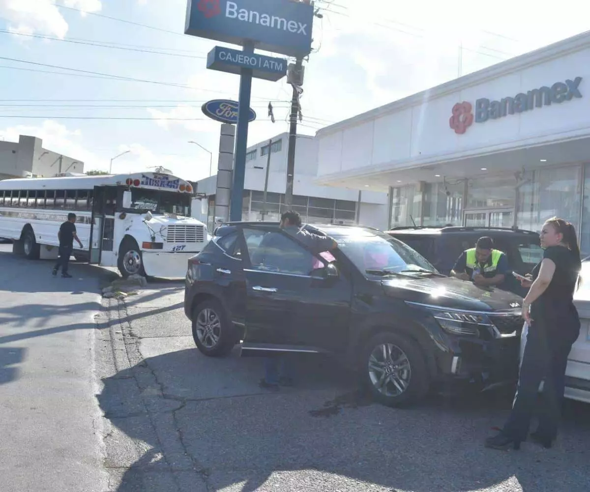 Se impacta contra autos estacionados