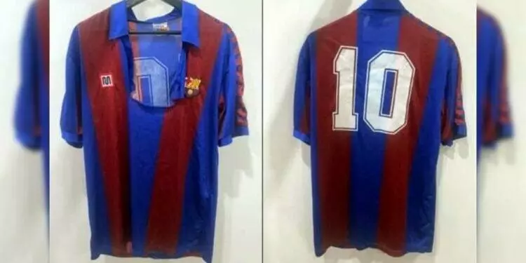 Subastarán la playera rota que Maradona usó con el Barcelona