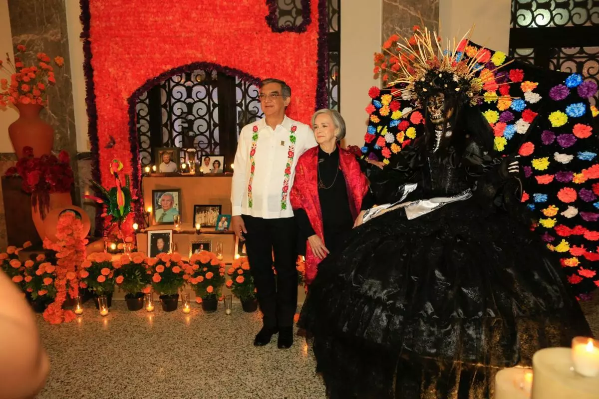 Color y tradición: El gobernador Américo Villarreal y su esposa María del Villarreal galardonan a ganadores del Concurso Estatal de Catrinas y Catrines